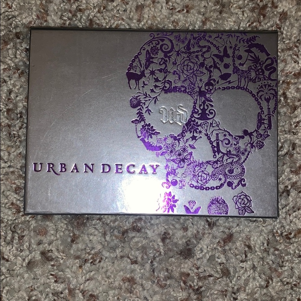 Urban decay beauty with an edge palette